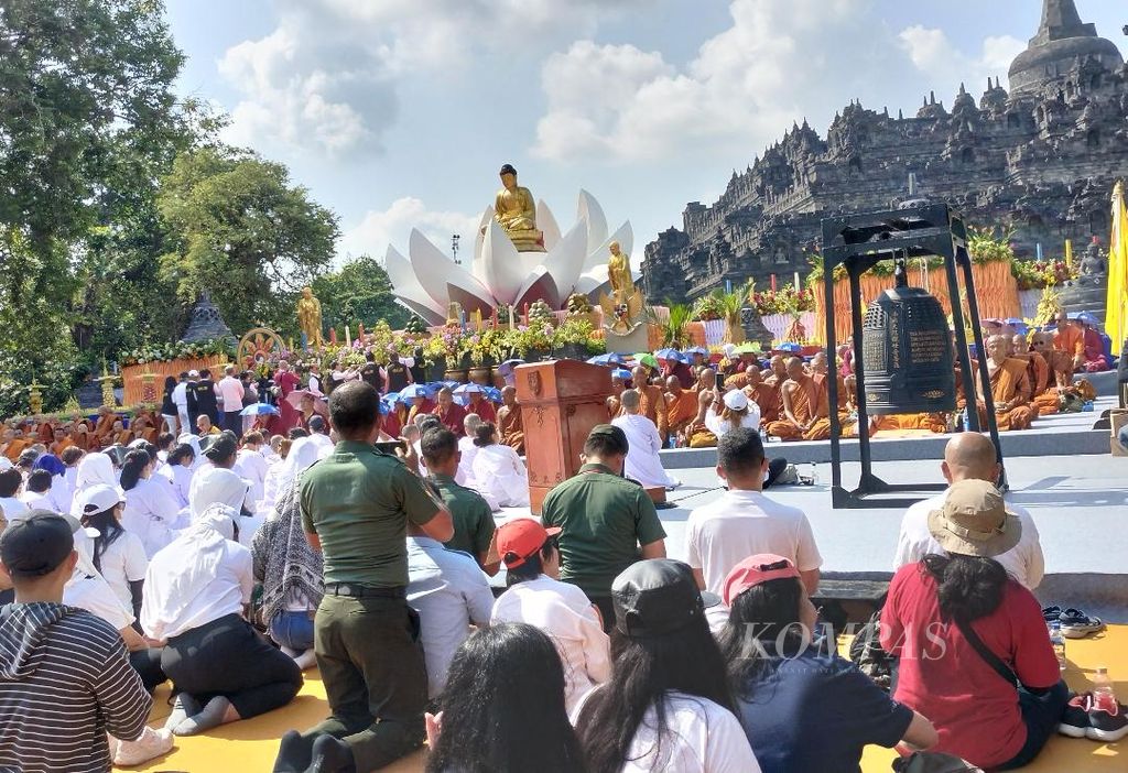  Ribuan umat Buddha duduk menantikan detik-detik Waisak 2023 di pelataran Candi Borobudur, Kabupaten Magelang, Jawa Tengah, Minggu (4/6/2023).