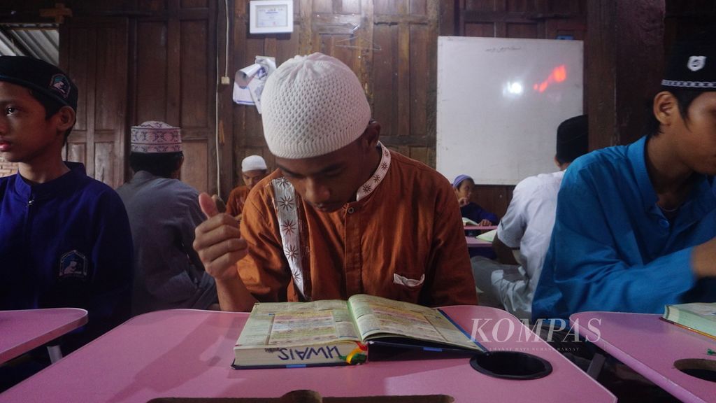 Seorang santri tengah belajar menghafal Al Quran dengan bahasa isyarat di Pondok Pesantren Darul Ashom, Kabupaten Sleman, Daerah Istimewa Yogyakarta, Kamis (21/4/2022). Pondok pesantren tersebut memfasilitasi difabel tuli yang ingin mempelajari agama. 