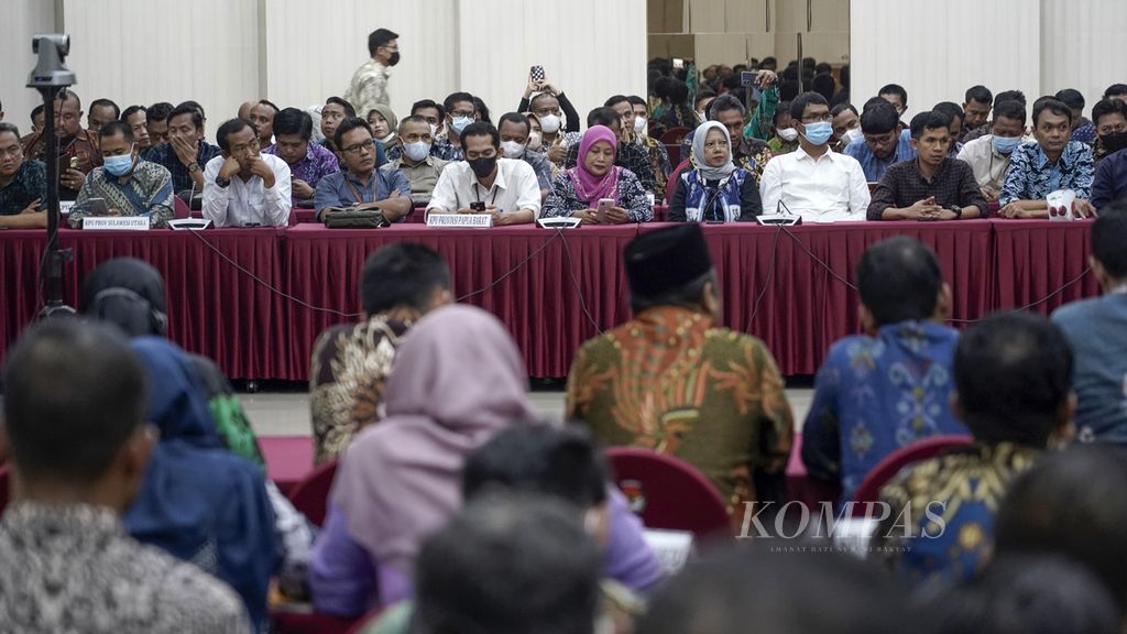 Para perwakilan Komisi Pemilihan Umum (KPU) tingkat provinsi hadir dalam pertemuan dengan KPU tingkat pusat dalam rapat koordinasi jelang Pemilu 2024 di Gedung KPU, Jakarta, Minggu (18/12/2022). 