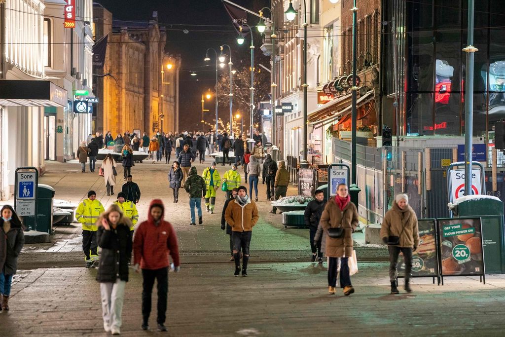 Warga berjalan di area pejalan kaki di Oslo, Norwegia, Rabu (2/2/2022), saat tempat-tempat kuliner dibuka bagi para tamu.