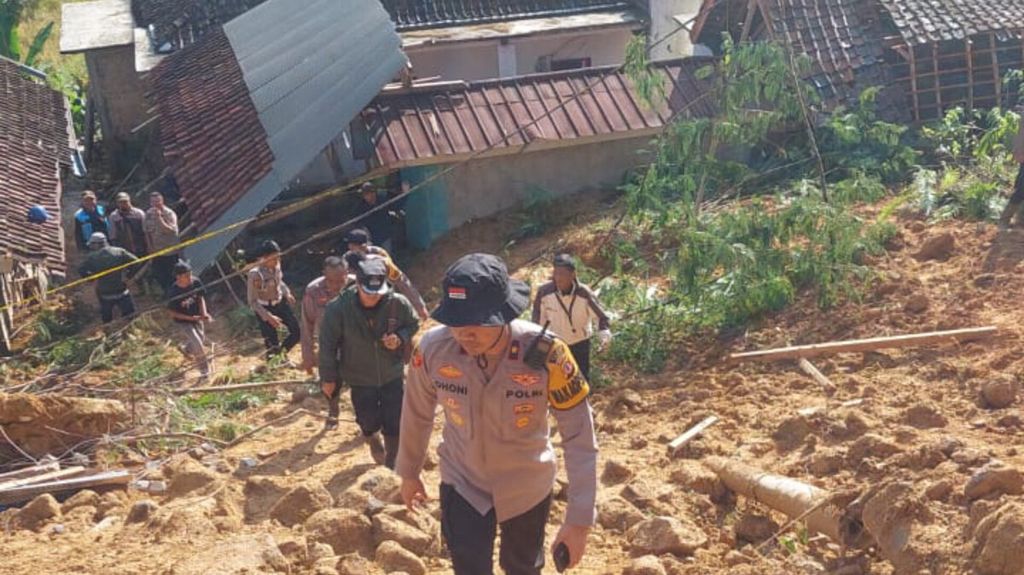 A number of houses are seen buried under soil landslide in Sirnagalih Village, Banjarwangi District, Garut Regency, West Java, on Friday (26/4/2024). Four residents' houses were affected in the incident that occurred on Thursday (25/4/2024) at 7.30 pm WIB.