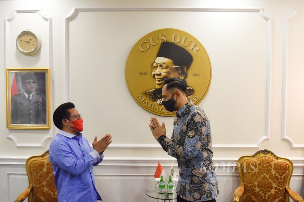 Ketua Umum Partai Kebangkitan Bangsa (PKB) Muhaimin Iskandar menyambut kedatangan Ketua Umum Partai Demokrat Agus Harimurti Yudhoyono (AHY) di kantor DPP PKB, Jalan Raden Saleh, Kenari, Senen, Jakarta Pusat, Rabu (8/7/2020). 
