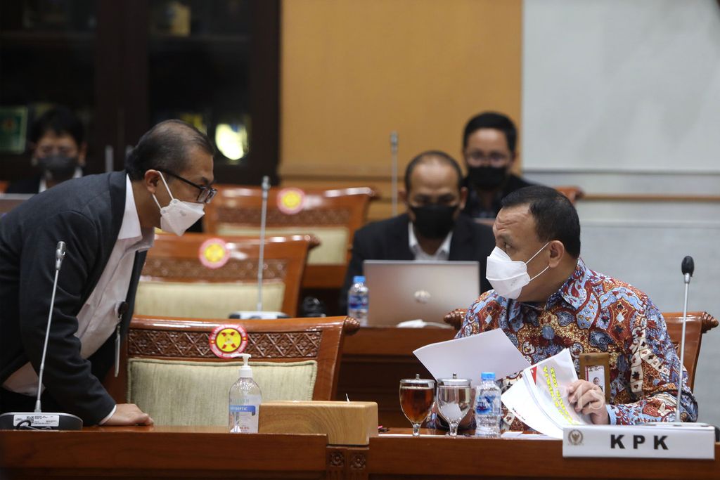 Ketua Komisi Pemberantasan Korupsi (KPK) Firli Bahuri (kanan) berbincang dengan Sekjen KPK Cahya Hardianto Harefa saat akan mengikuti rapat kerja dengan Komisi III DPR di Kompleks Parlemen, Senayan, Jakarta, Rabu (8/6/2022). 