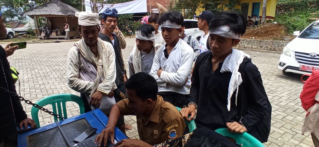 Sejumlah warga masyarakat adat Baduy melakukan pendaftaran layanan kependudukan dan pencatatan sipil untuk membuat kartu tanda penduduk di Desa Binong, Lebak, Banteng, Selasa (26/9/2023). 