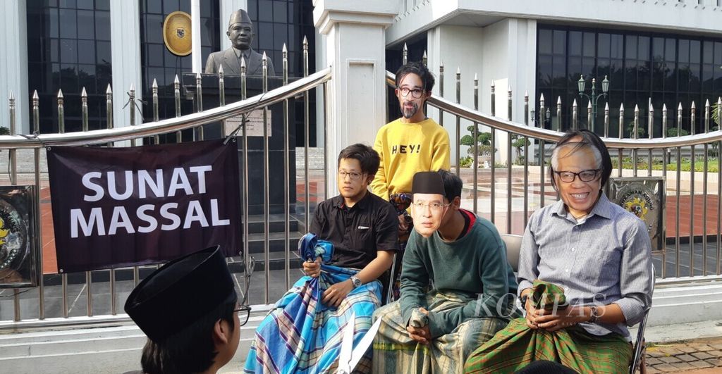 Aksi teatrikal ICW bertajuk "Klinik Sunat Putusan Koruptor" di depan Gedung Mahkamah Agung, Jakarta, Jumat (29/3/2019). Aksi itu menyindir hakim Mahkamah Agung kerap memangkas hukuman terpidana korupsi melalui putusan di tingkat peninjauan kembali.