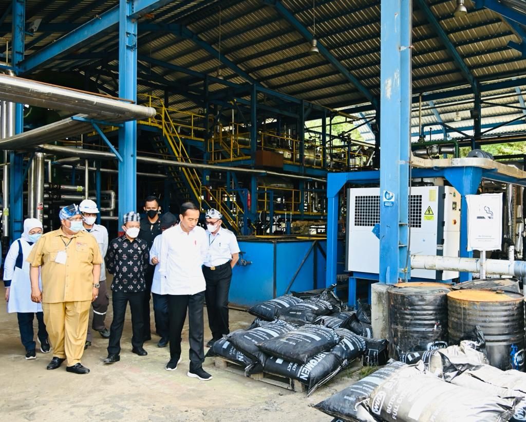 Presiden Joko Widodo saat meninjau pabrik aspal di PT Wika Bitumen, Kabupaten Buton, Sultra, Selasa (27/9/2022).