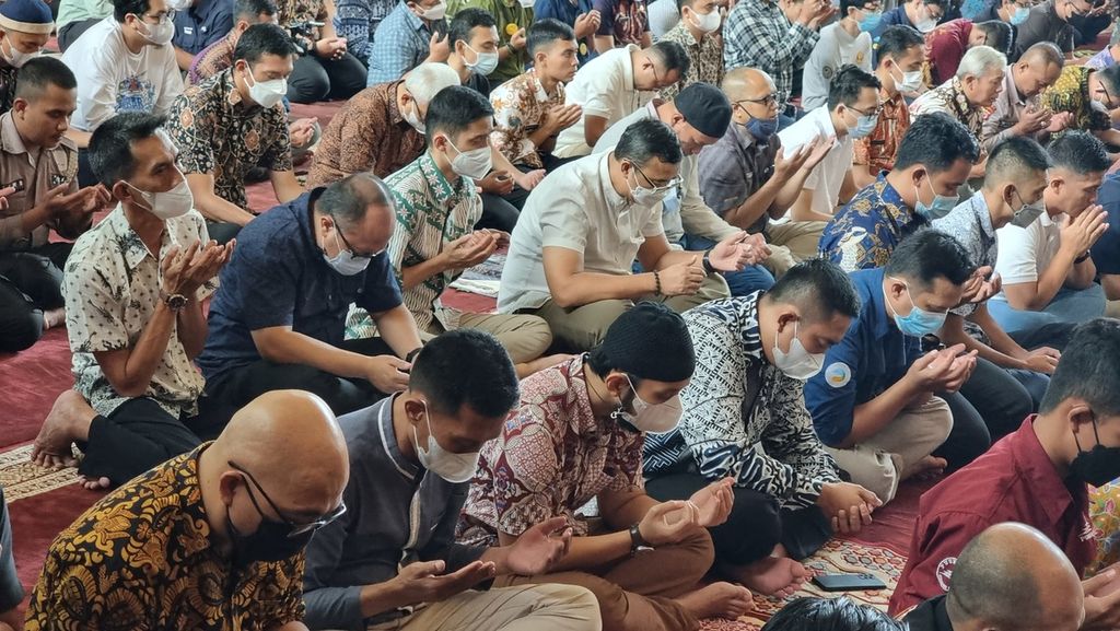 Warga menggelar doa bersama agar Emmeril Khan Mumtadz (22), anak sulung Gubernur Jawa Barat Ridwan Kamil, segera ditemukan di Masjid Al Mutaqien, Gedung Sate, Kota Bandung, Jumat (27/5/2022). 