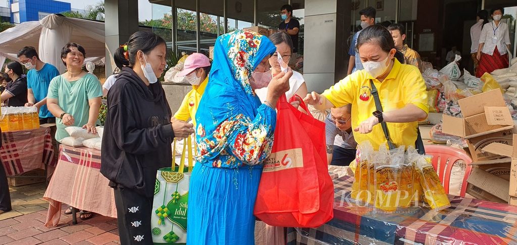Warga menerima bantuan sembako dalam peringatan Waisak 2023 dari komunitas Kadamcholing Indonesia di Prasadha Jinnarakkhita, Jakarta, Minggu (4/6/2023). Acara ini dikemas dalam tajuk Kenduri.