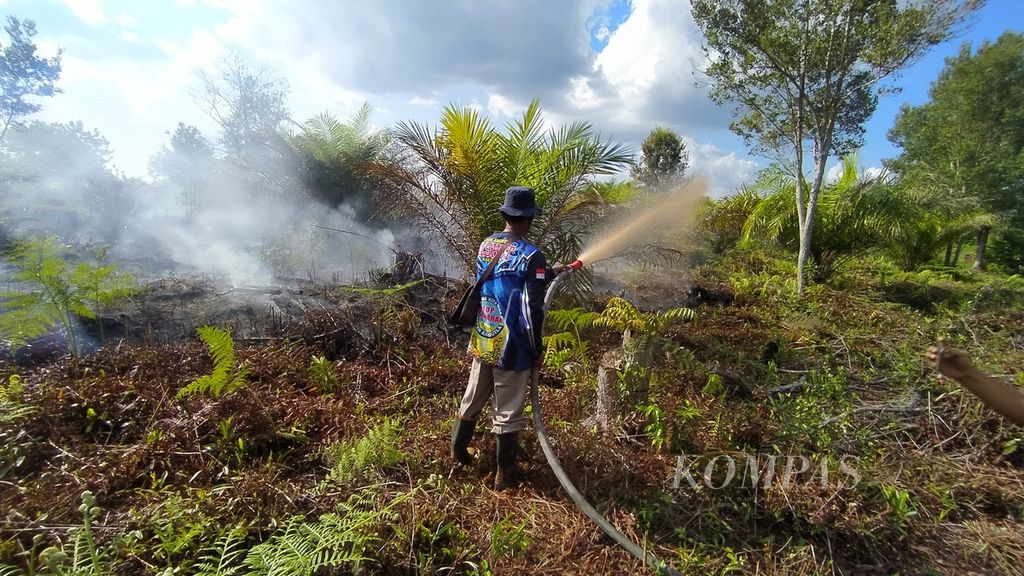 A joint team of forest and land firefighters in Palangkaraya city struggled to put out a fire in peatlands suspected to have been caused by human activity on Hiu Putih Road, Palangkaraya city, Central Kalimantan, on Sunday (30/7/2023).