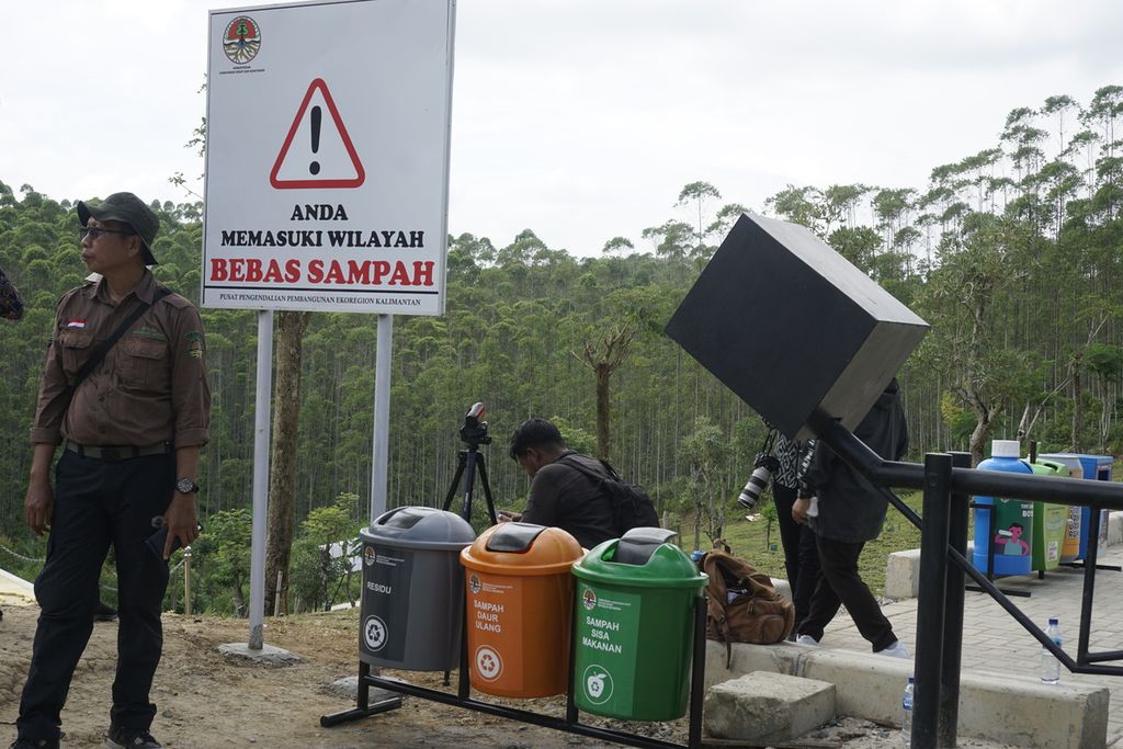 Papan peringatan untuk tak membuang sampah sembarangan terpasang di pintu masuk Titik Nol IKN Nusantara, Penajam Paser Utara, Kalimantan Timur, Rabu (22/6/2022).