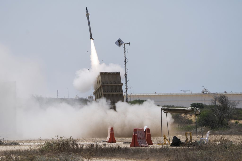 Tentara Israel memperhatikan sistem pertahanan Iron Dome tengah bekerja untuk mencegat roket-roket yang diluncurkan anggota Kelompok Jihad Islam di Ashkelon, Israel selatan, Minggu (7/8/2022). Israel dan Jihad Islam akhirnya sepakat melakukan gencatan senjata setelah puluhan korban di pihak Palestina, mayoritas anak-anak dan warga sipil, berjatuhan. 