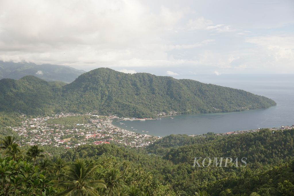 Pemandangan Tahuna, ibu kota Kabupaten Kepulauan Sangihe, Sulawesi Utara, yang dikelilingi bukit, Jumat (6/8/2021).