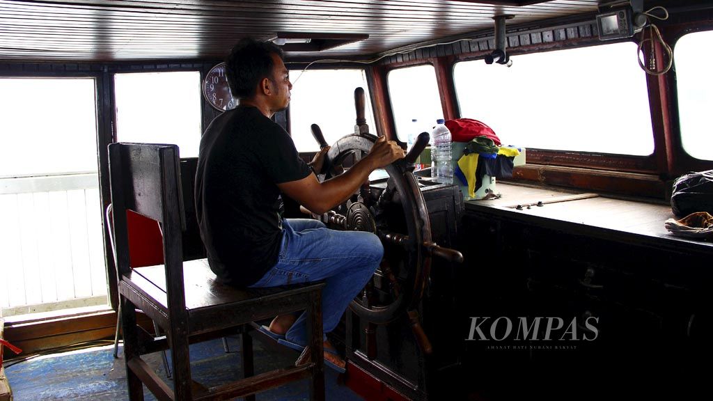 Sadam Romkeny, the captain of the KM Amboina Star that plies the Ambon Island, Maluku-Obi Island, North Maluku route, navigates the ship through strong currents in waters of western Seram regency, Maluku, on Friday (13/4/2018). The vessel, which is more than 30 years old, should have been replaced to minimize operational risks.