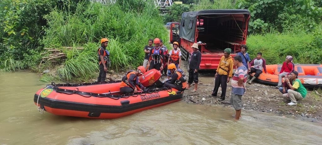 Upaya pencarian korban hanyut di Sungai Pemetai, Desa Muara Imat, Kecamatan Batang Merangin, Kerinci, Jambi, Minggu (14/1/2024).