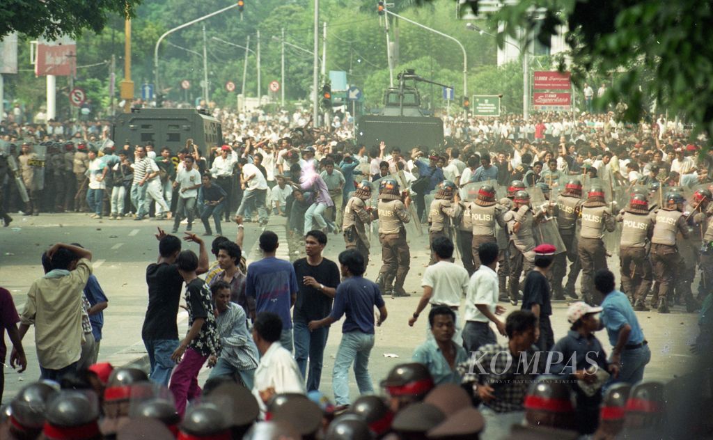 Penyerbuan kantor PDI di Jalan Diponegoro oleh pendukung kubu Soerjadi berakhir dengan bentrokan antara massa dan aparat keamanan di kawasan Jalan Salemba, Jakarta Pusat, 27 Juli 1996. Sebelumnya, kantor PDI diduduki massa pendukung Megawati.