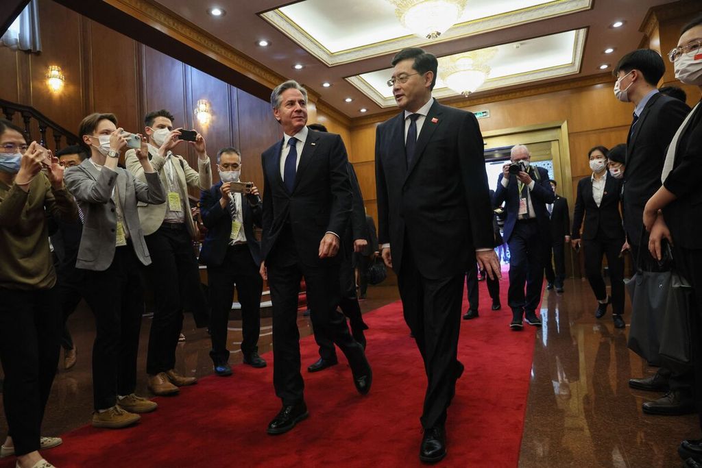 Menteri Luar Negeri China Qin Gang (kanan) berjalan bersama Menlu AS Antony Blinken menjelang pertemuan keduanya di Wisma Tamu Negara Diaoyutai di Beijing, China, 18 Juni 2023. 