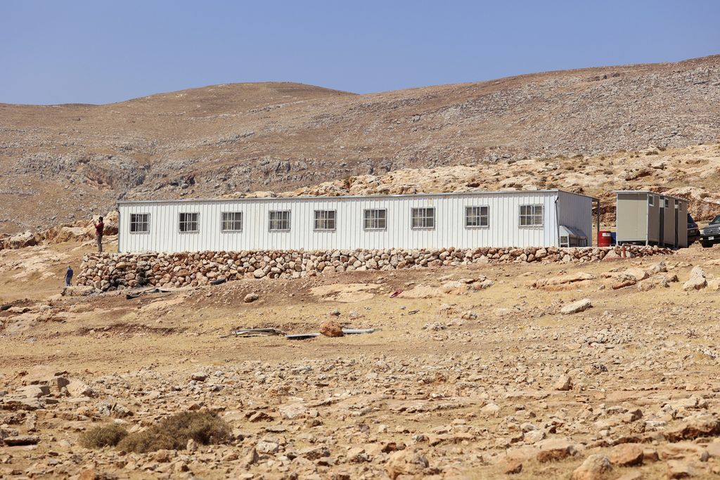 Foto yang diambil pada Jumat (12/8/2022) memperlihatkan bangunan sekolah bagi anak-anak warga Bedouin yang tinggal di Desa Ain Samiya, Ramallah timur, yang dibangun oleh Uni Eropa, Januari 2022. Sekolah ini diancam dihancurkan oleh militer Israel. 