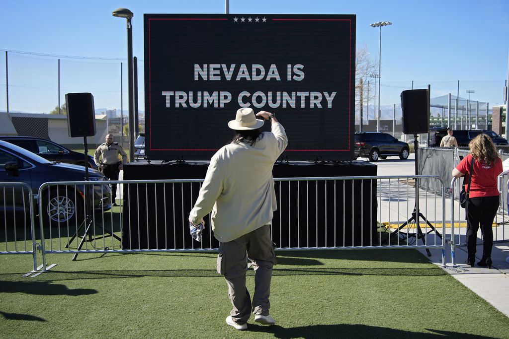 Baliho kampanye pemilihan presiden Amerika Serikat di Las Vegas, Negara Bagian Nevada, 27 Januari 2024. Tulisannya berarti "Nevada adalah Negeri Trump". Beberapa calon independen menghadirkan pilihan alternatif bagi warga AS di tengah duopoli calon dari Partai Republik dan Partai Demokrat.  