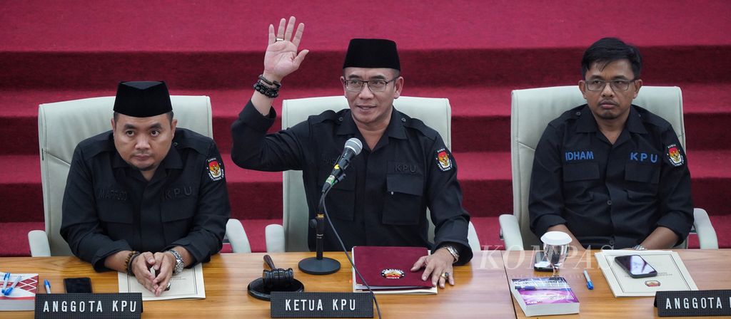 Ketua Komisi Pemilihan Umum (KPU) Hasyim Asy'ari memulai lagi Rapat Pleno Terbuka Penetapan Hasil Pemilu 2024 di KPU, Jakarta, setelah sempat skorsing sesaat, Rabu (30/3/2024). 
