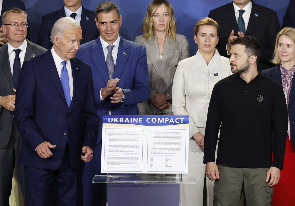 Presiden Amerika Serikat Joe Biden dan Presiden Ukraina Volodymyr Zelenskyy hadir dalam peluncuran Ukraine Compact - perjanjian kerja sama dan dukungan keamanan AS dan sekutunya untuk Ukraina -  dalam Konferensi Tingkat Tinggi NATO, Kamis (11/7/2024) di Washington DC. Perjanjian itu juga menjadi jembatan bagi Ukraina untuk diterima menjadi anggota NATO.