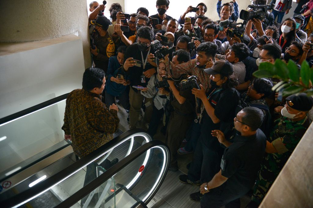 Wartawan mengerubungi Menteri Badan Usaha Milik Negara (BUMN) Erick Thohir (kiri, tampak belakang) setelah konferensi pers di Gedung Kejaksaan Agung, Jakarta, Senin (6/3/2023). 