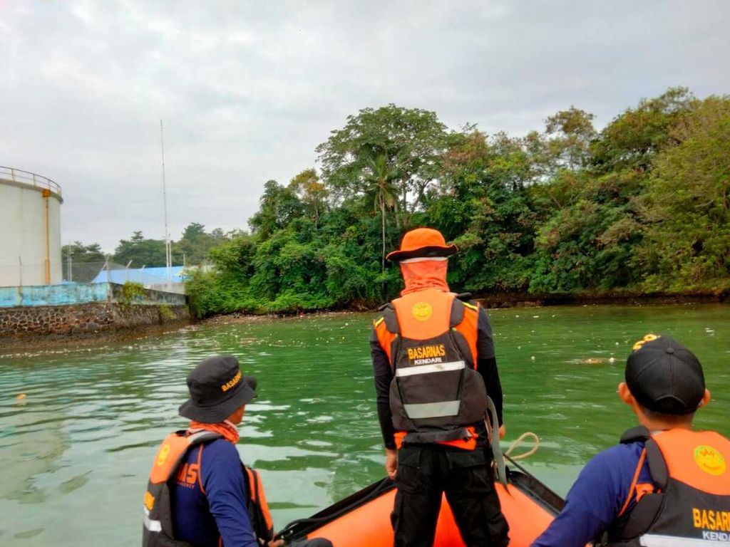 Tim Kantor Pencarian dan Pertolongan (SAR) Kendari melakukan pencarian korban tenggelam di perairan Teluk Kendari, Sulawesi Tenggara, Senin (18/7/2022). Salam (35), warga Kendari, hilang setelah perahu yang ditumpanginya untuk memancing dihantam ombak dan tenggelam.