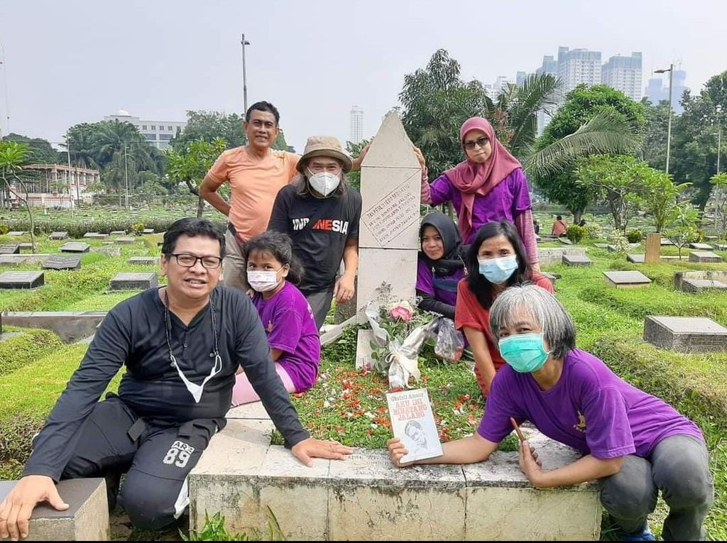 Sejumlah anggota komunitas Yoga Sastra mengunjungi makam Chairil Anwar di Jakarta, akhir Januari 2022.
