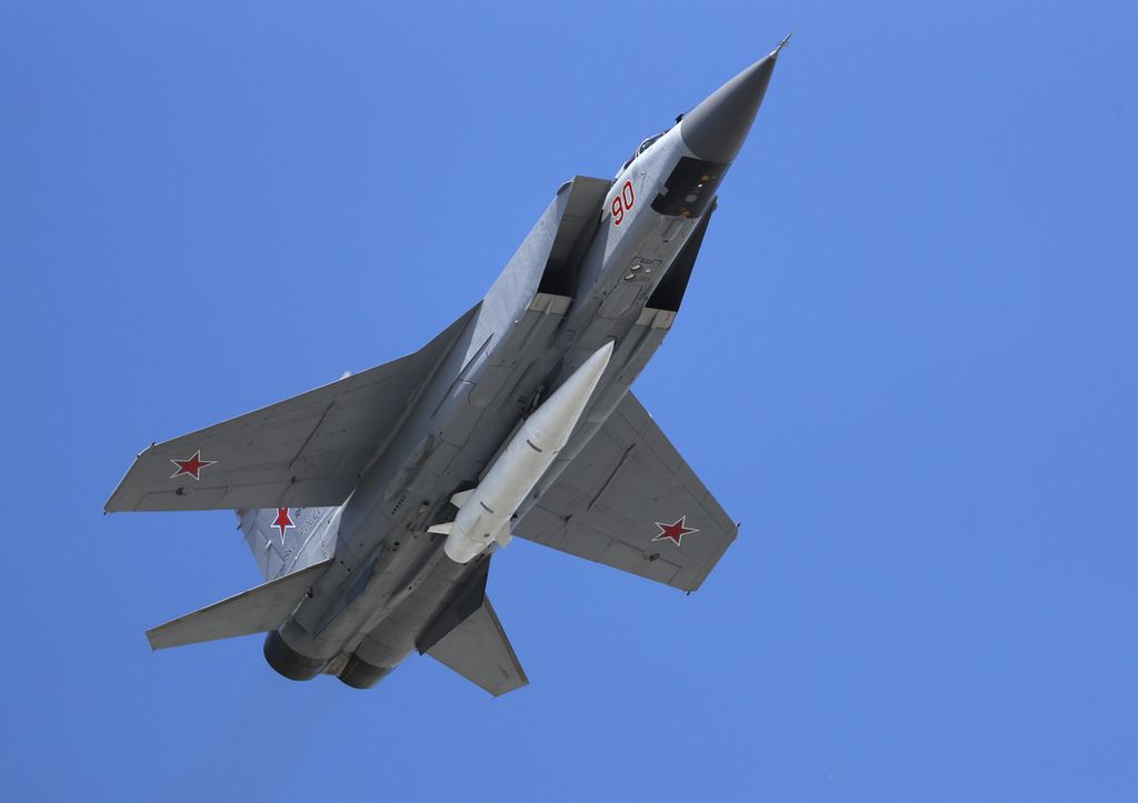 Foto yang diambil pada 9 Mei 2018, memperlihatkan sebuah jet tempur MiG-31 K terbang di angkasa membawa rudal hipersonik Kinzhal pada saat parade Hari Kemenangan memperingati 73 tahun berakhirnya Perang Dunia II di Moskwa, Rusia.
