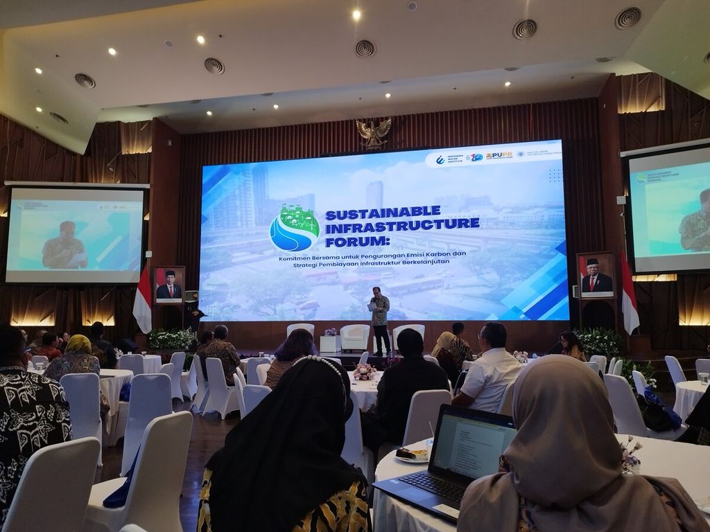 Ketua Indonesia Water Institute (IWI) Firdaus Ali menjadi moderator dalam acara seminar bertajuk Sustainable Infrastructure Forum yang diadakan oleh IWI bersama Kementerian Pekerjaan Umum dan Perumahan Rakyat (PUPR) di Auditorium Kementerian PUPR, Jakarta, Rabu (15/3/2023).