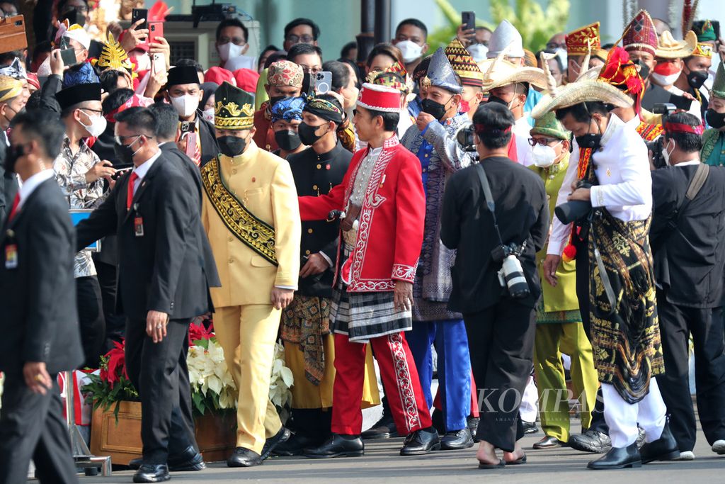 Presiden Joko Widodo menyapa undangan yang hadir mengikuti Upacara Peringatan Detik-detik Proklamasi Kemerdekaan RI di Istana Merdeka, Jakarta, Rabu (17/8/2022).
