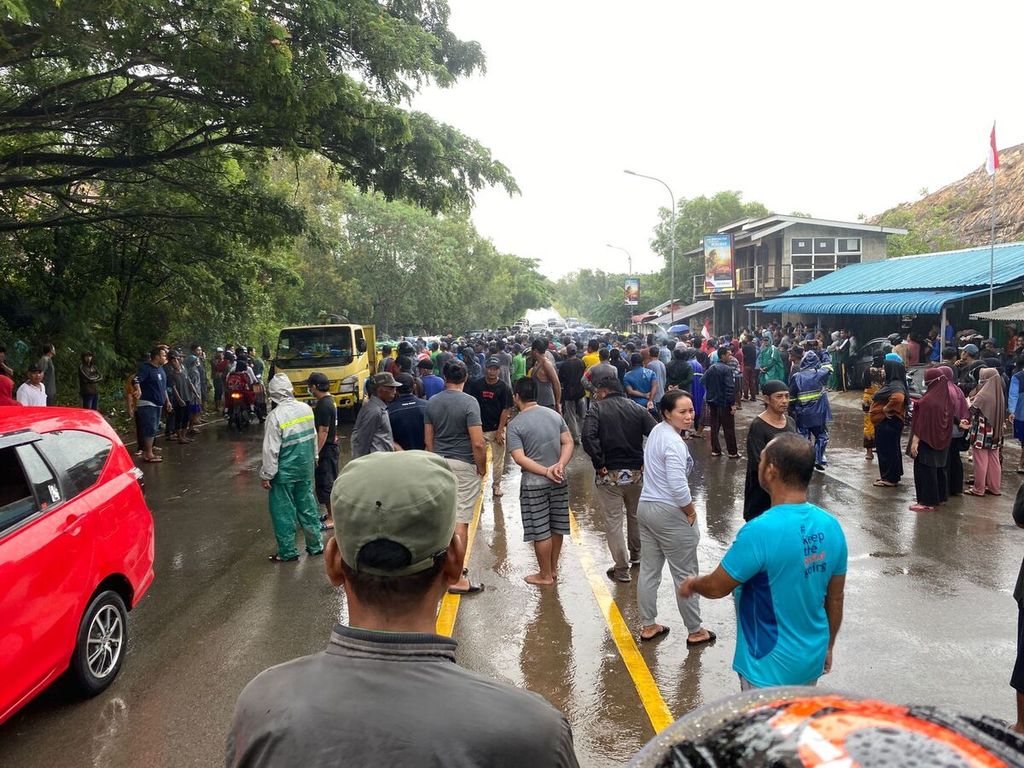 Hundreds of residents blocked the bridge connecting Rempang Island and Batam Island, Riau Islands, on Monday (8/21/2023). They rejected the arrival of an integrated team from Batam who will measure the land for the purpose of developing an integrated investment zone.