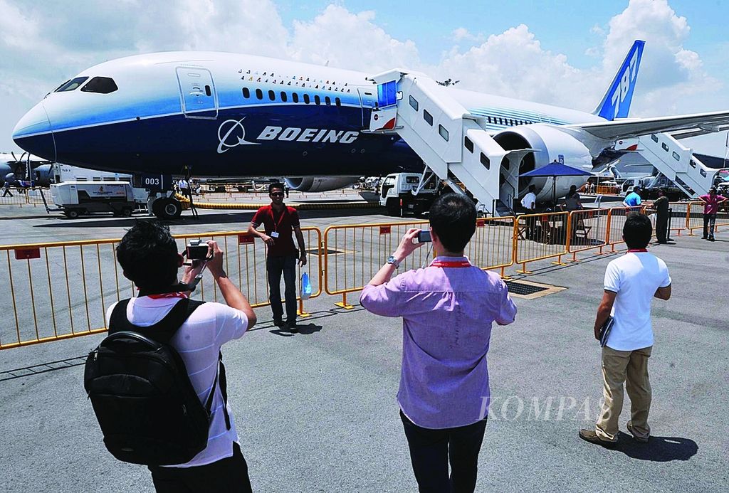 Pengunjung mengabadikan pesawat penumpang jenis Boeing 787 Dreamliner yang baru pertama kali dipamerkan dalam Singapore Airshow di Singapura, Rabu (15/2/2012).