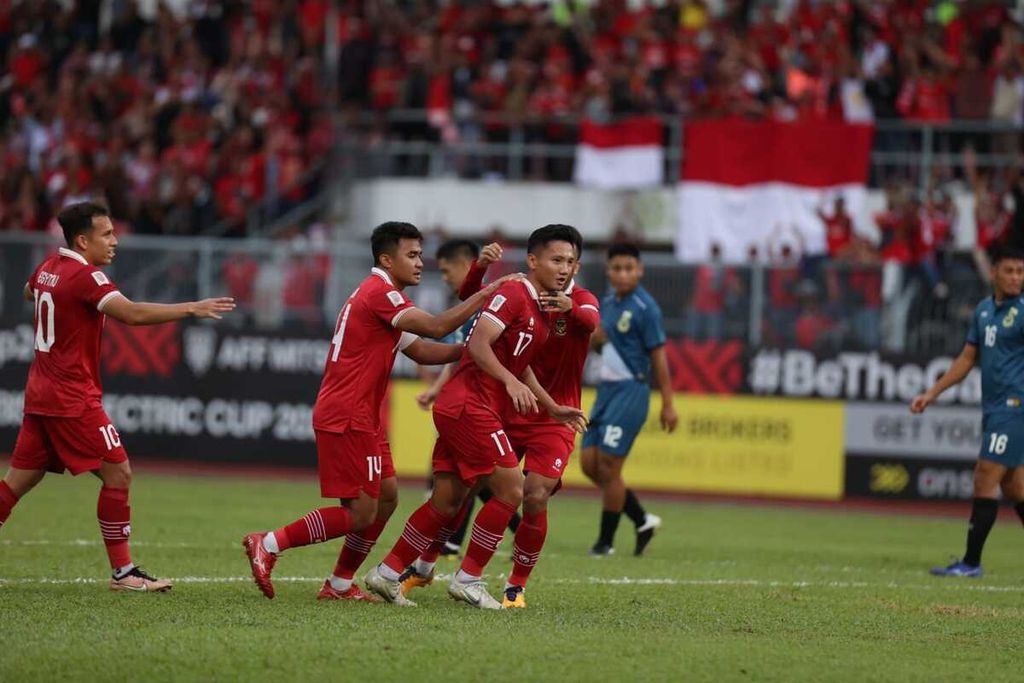 Pemain Indonesia Syahrian, Abimanyu (17), merayakan gol ke gawang Brunei Darussalam pada laga penyisihan grup Piala AFF di Stadion Kuala Lumpur, Malaysia, Senin (26/12/2022). Indonesia menang 7-0 pada laga itu.