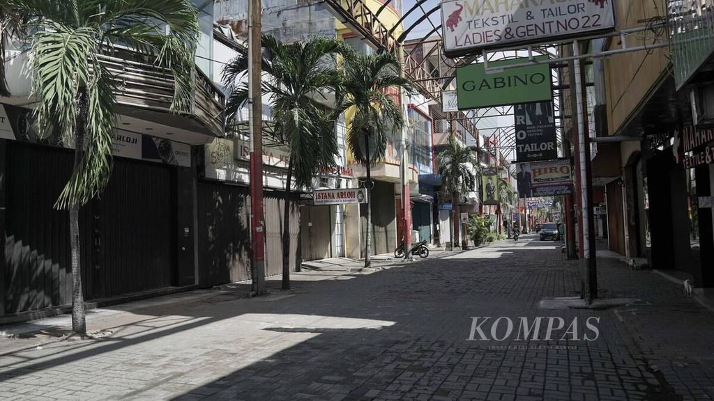 Pertokoan tutup di Pasar Baru, Jakarta Pusat, Selasa (31/3/2020). Dua minggu sejak himbauan bekerja dari rumah, kawasan bisnis di Jakarta menjadi sepi. Sejumlah himbauan digaungkan terkait pencegahan penyebaran Covid-19. 