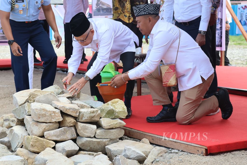 Wakil Presiden Maruf Amin meletakkan batu pertama di taman ruang terbuka hijau (RTH) yang terletak di Jalan Salasa Namudad, Kabupaten Fakfak, Papua Barat, Jumat (14/7/2023). Dalam acara ini, sejumlah proyek strategis, seperti pembangunan pasar modern, bandar udara, dan pabrik pupuk, disampaikan.