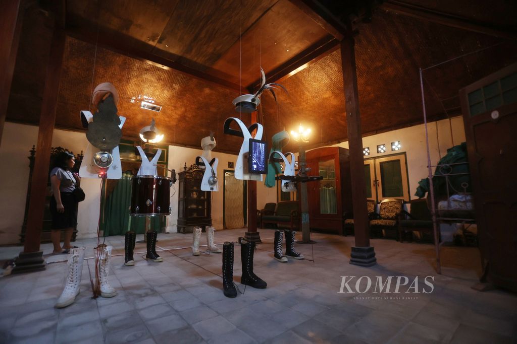 Instalasi seni karya seniman Jompet ditampilkan di Monumen Bibis, Desa Bangunjiwo, Kasihan, Bantul, DI Yogyakarta, Sabtu (7/10/2023). 