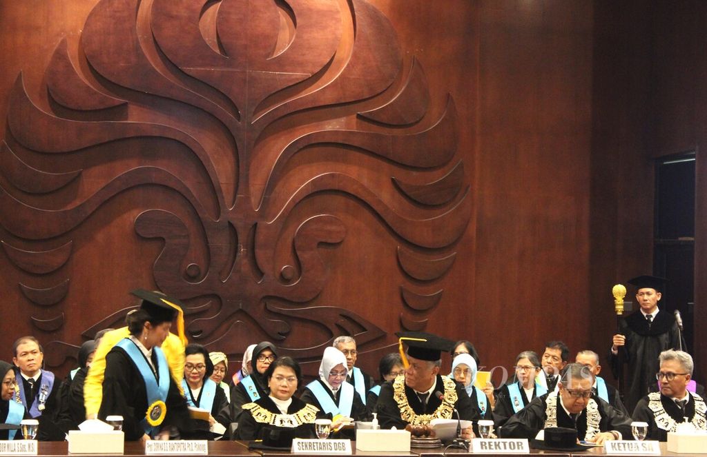 Suasana upacara pengukuhan Prof Corina D S Riantoputra dan Prof Mirra Noor Milla sebagai Guru Besar Fakultas Psikologi Universitas Indonesia (UI) di Balai Sidang UI, Depok, Jawa Barat, Sabtu (16/12/2023).