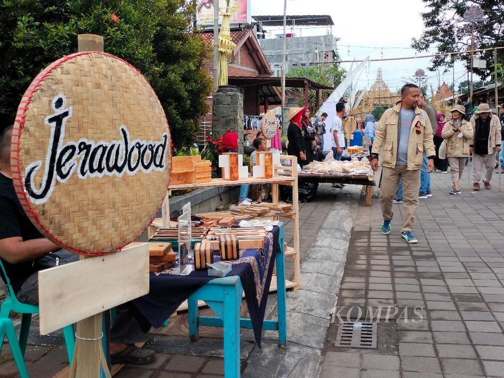  Festival Pasar Harmoni digelar di Candi Pawon, Kabupaten Magelang, Jawa Tengah, Sabtu (5/11/2022). Melibatkan 22 UMKM, Festival Pasar Harmoni ini menjadi bagian dari rangkaian kemeriahan Borobudur Marathon 2022.