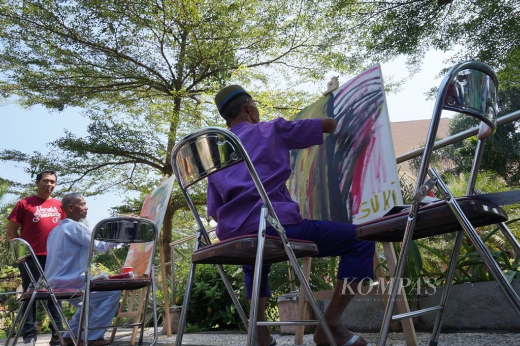Dua orang dengan gangguan jiwa (ODGJ) tengah melukis di taman Gedung Adiyuswo, Rumah Sakit Jiwa Dr Radjiman Wediodiningrat, Lawang, Malang, Jawa Timur, Selasa (29/5/2018) pagi. Melukis merupakan salah satu cara terapi ODGJ.