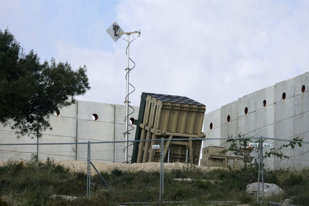 Baterai sistem pertahanan udara Iron Dome milik Israel disiagakan di dekat Jerusalem, Senin (15/4/2024). 