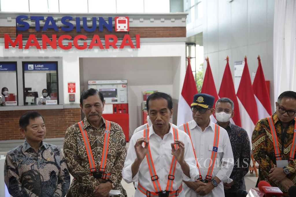 Presiden Joko Widodo menjawab pertanyaan wartawan seusai meresmikan Stasiun Manggarai di Stasiun Manggarai, Jakarta, Senin (26/12/2022). 
