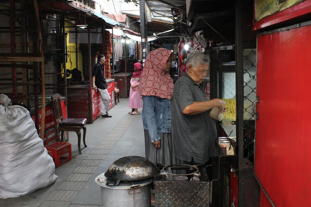 Salah satu pedagang melayani pembeli di kawasan Pasar Cicadas, Kota Bandung, Jawa Barat, Minggu (5/11/2023). 