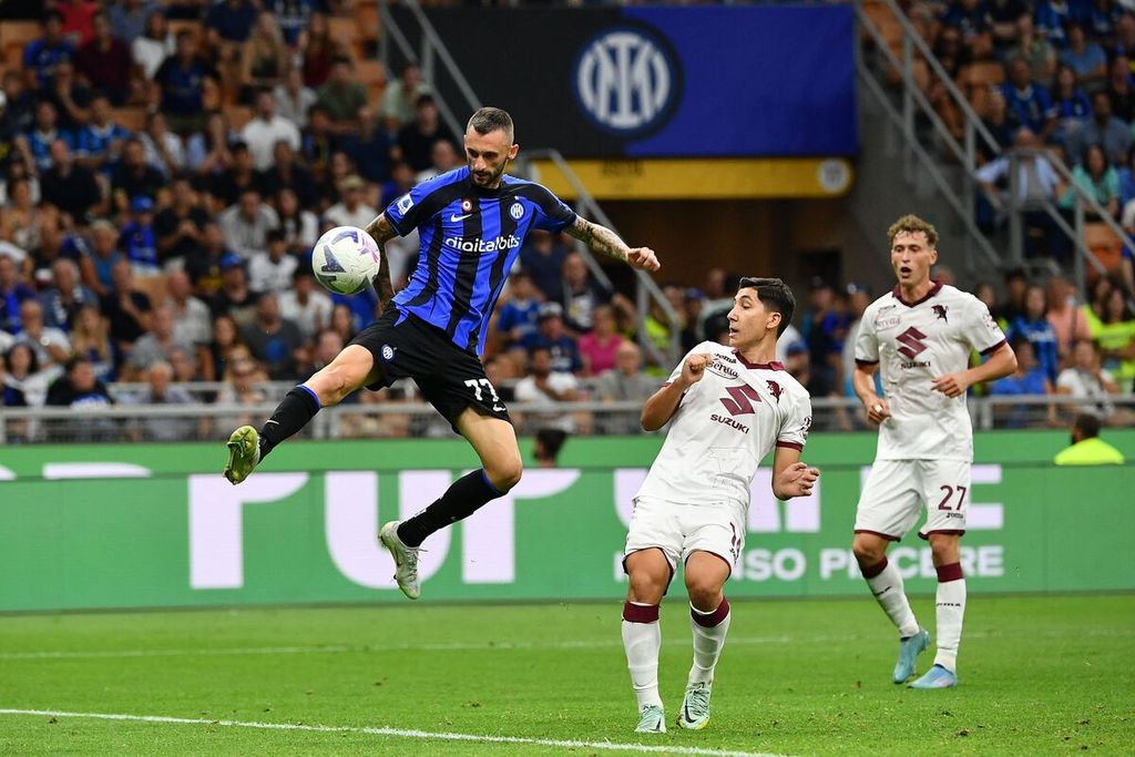 Gelandang Inter Milan, Marcelo Brozovic (kiri), mencetak gol ke gawang Torino pada laga Liga Italia di Stadion Giuseppe Meazza, Milan, Minggu (11/9/2022) dini hari WIB. Inter menang, 1-0.