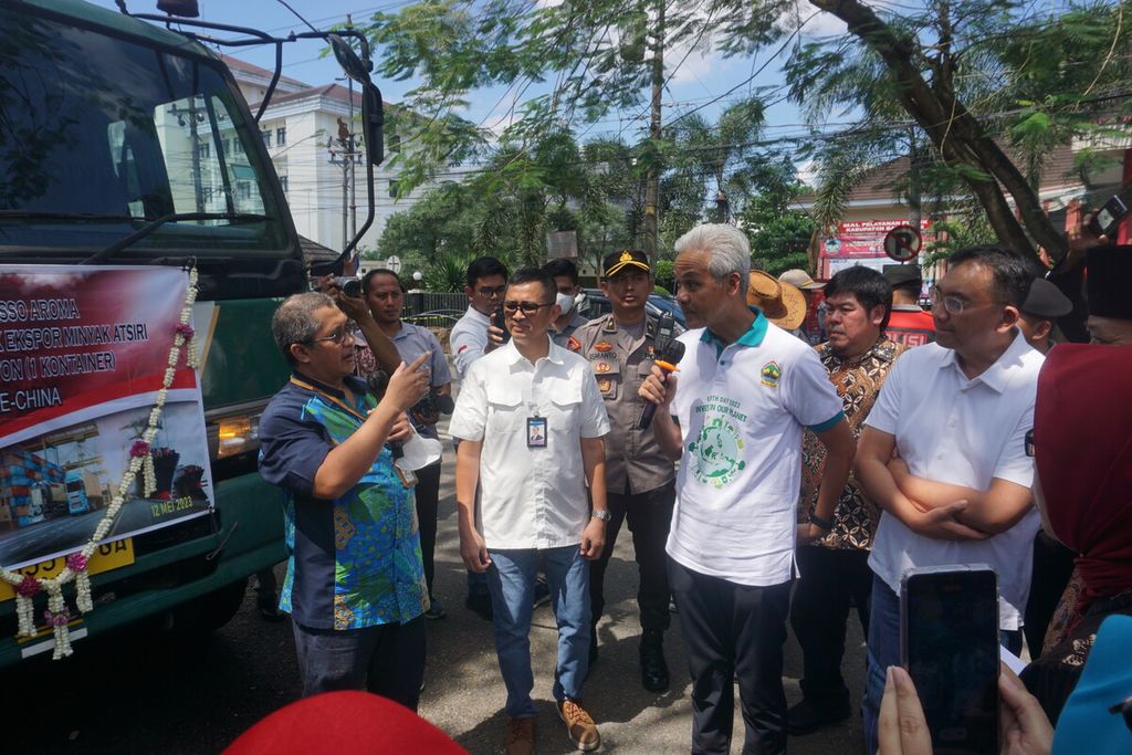 Gubernur Jawa Tengah Ganjar Pranowo berdialog sebelum melepas ekspor produk unggulan ke sejumlah negara dari Purwokerto, Banyumas, Jateng, Jumat (12/5/2023).