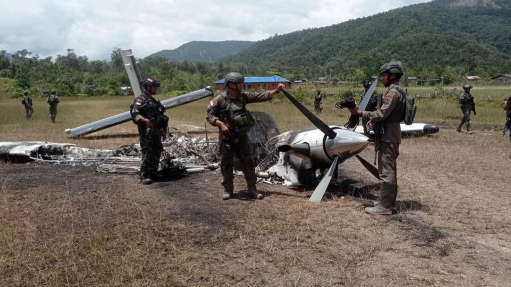 Tim gabungan TNI-Polri memeriksa lokasi pembakaran pesawat Susi Air oleh KKB pimpinan Egianus Kogoya di Distrik Paro, Kabupaten Nduga, Papua Pegunungan, Rabu (15/2/2023).