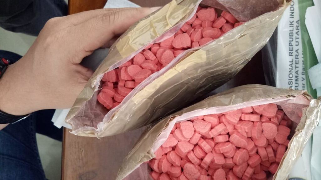Barang bukti ekstasi 3.000 butir yang disita dari jaringan pengedar narkoba melibatkan napi dan Lapas Lubuk Pakam, Sumut.