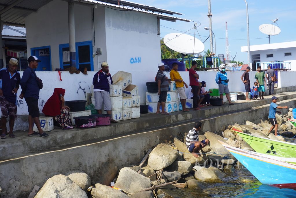  Masyarakat beraktivitas di Tempat Pelelangan Ikan Labuan Bajo, Kabupaten Manggarai Barat, Nusa Tenggara Timur, Kamis (16/6/2022). Hampir segala kegiatan yang dilakukan nelayan membutuhkan cukup banyak air, seperti membuat es untuk mendinginkan ikan, untuk dikonsumsi, dan untuk keperluan kebersihan. 
