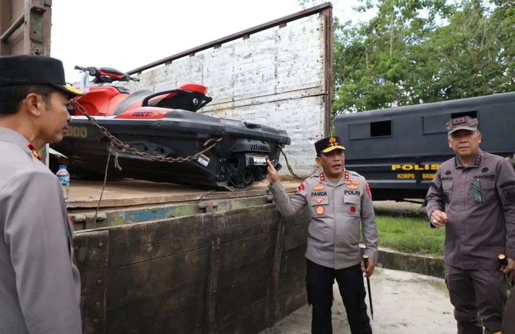 Kepala Kepolisian Daerah Sumatera Utara Inspektur Jenderal RZ Panca Putra Simanjuntak (tengah) menunjukkan beberapa unit jetski yang disita dari bos judi online Apin Bak Kim, di Medan, Kamis (26/1/2023). 