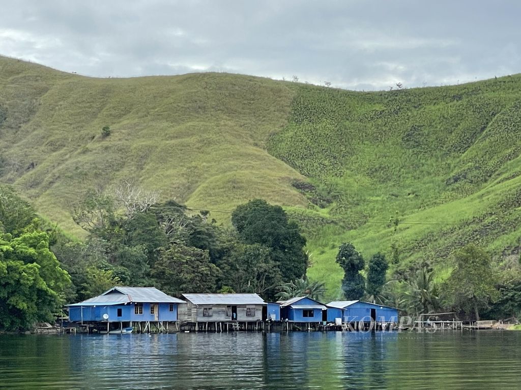 Suasana perkampungan di Kampung Hobong, Distrik Sentani, Kabupaten Jayapura, Papua, Kamis (25/1/2024). Kawasan pesisir Danau Sentani merupakan kawasan bermukim masyarakat asli suku Sentani yang masih menggunakan bahasa lokal.