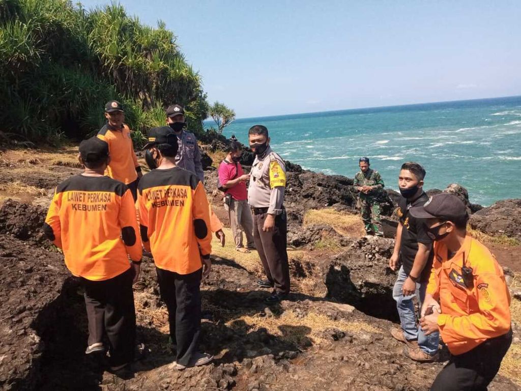 Tim SAR gabungan bersama Badan Penanggulangan Bencana Daerah Kebumen dan TNI/Polri mencari korban tenggelam di Pantai Menganti, Kebumen, Jawa Tengah, Minggu (30/5/2021).